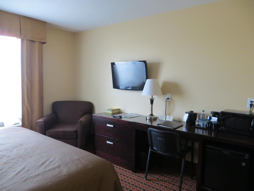 Poplar Tree Inn Stoughton Экстерьер фото