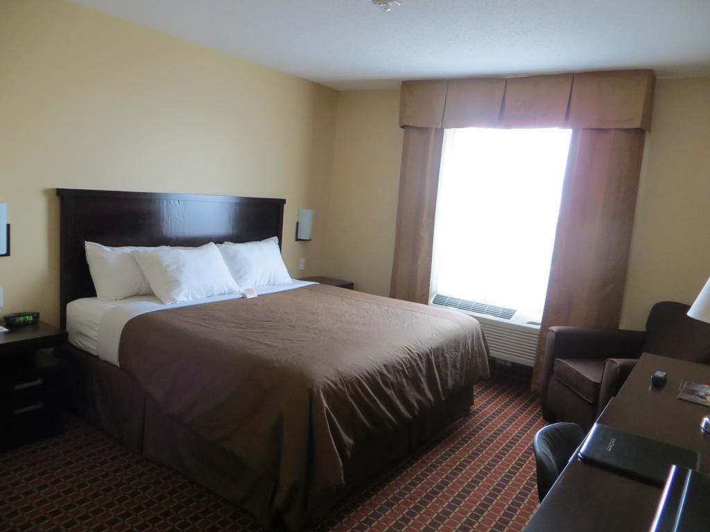 Poplar Tree Inn Stoughton Экстерьер фото