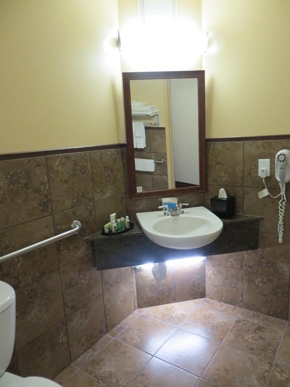 Poplar Tree Inn Stoughton Экстерьер фото